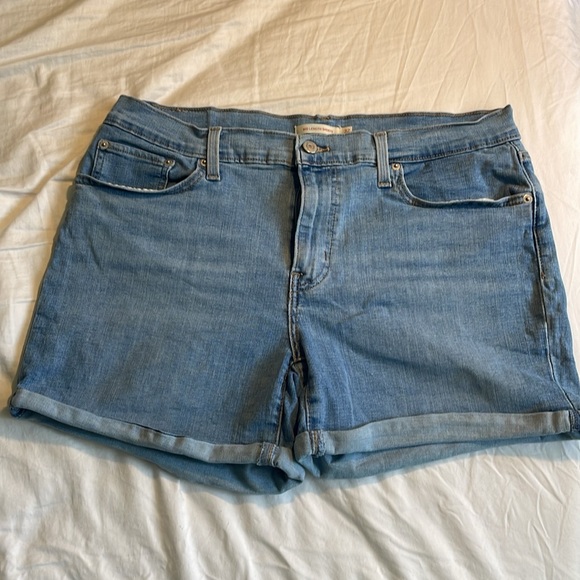 Levi Strauss & Co jean shorts, size 32. - Picture 3 of 4
